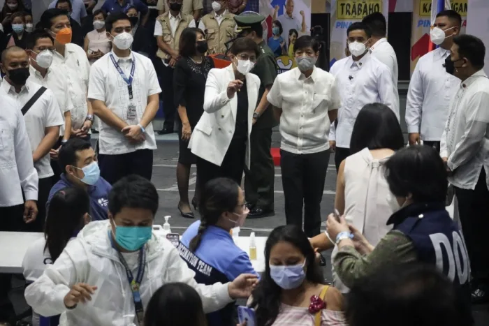Marcos fordert die Bevlkerung auf, sich einen Covid-Impfstoff zu besorgen