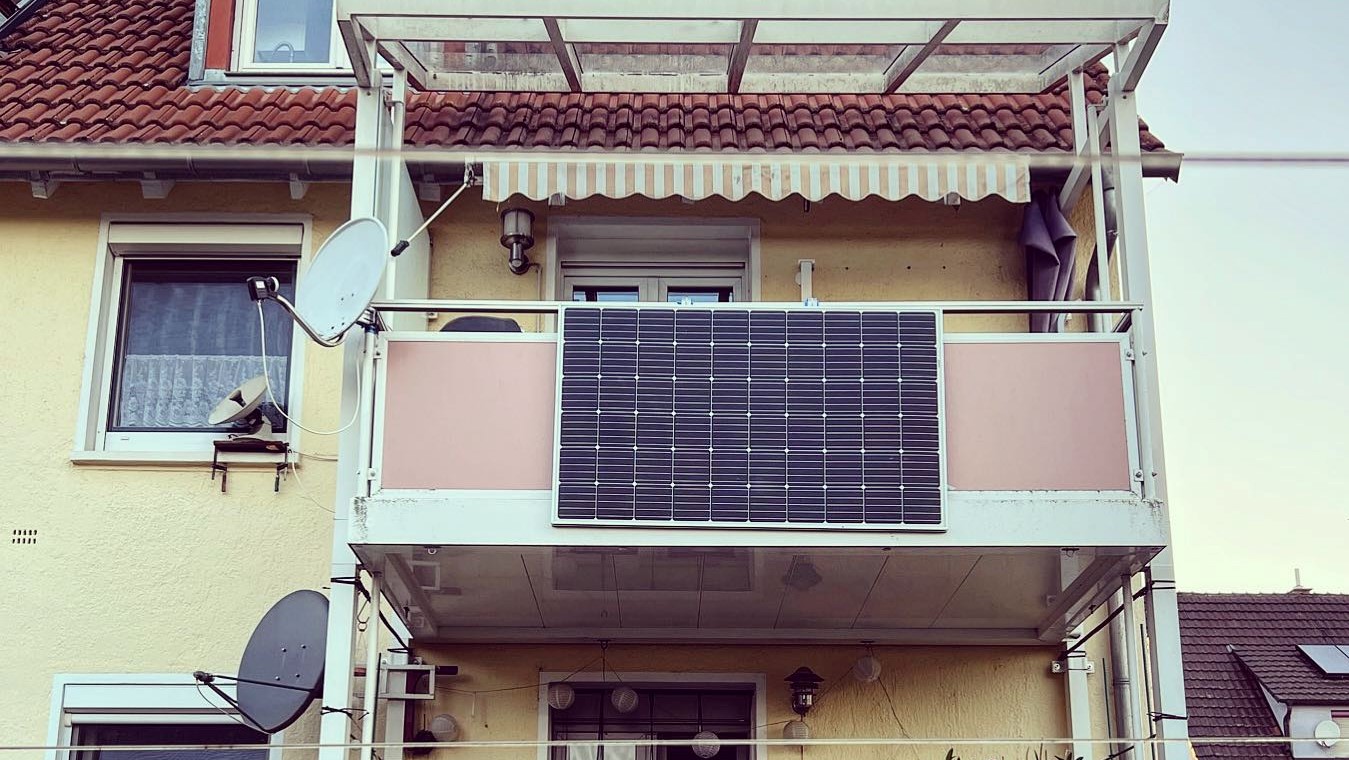 Es ist im Laden erhltlich, es reduziert den Aufwand, aber man kann es nicht nutzen: Es herrscht Chaos um die Balkon-Solarpanels