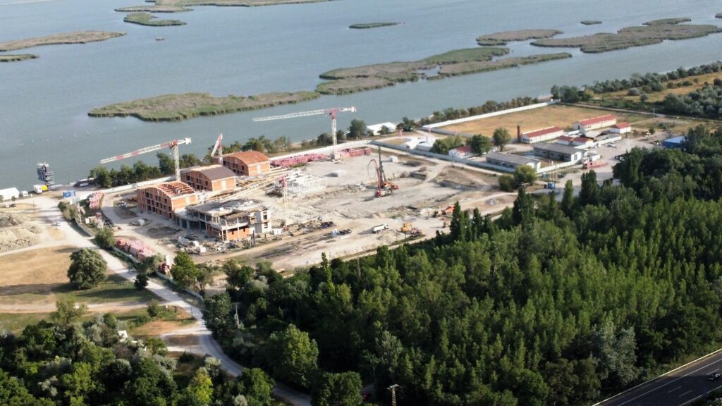 Drohnenfotos: Auf dem Gelnde der im Bau befindlichen Kajak-Kanu-Akademie am Venediger See wurden die Bume gerodet