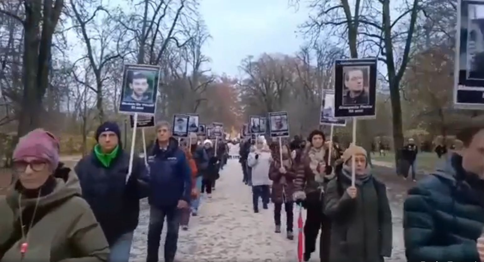 ¡Marcha de luto en Italia en memoria de los fallecidos a consecuencia de la vacunacin!