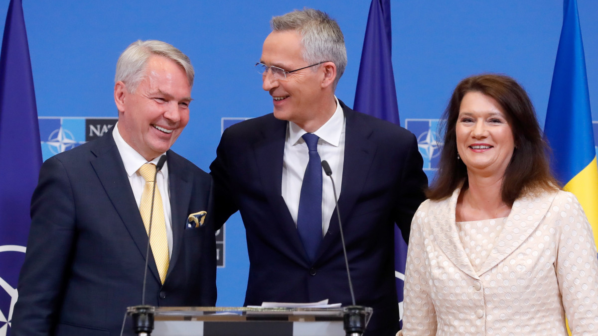 Polonia pide a Hungra que ratifique rpidamente a los nuevos miembros de la OTAN