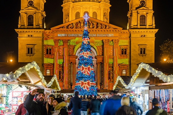 Piden 6.000 HUF por una salchicha, 8.000 por una salchicha en la Baslica en el mercado navideño