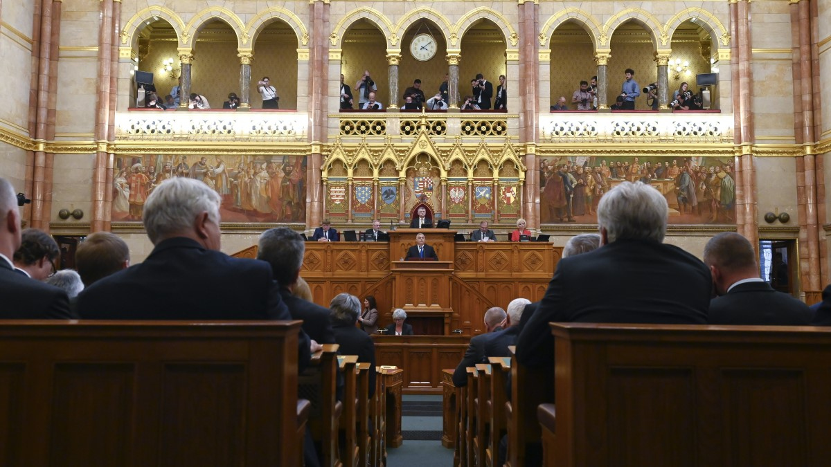 Les mesures d'urgence de guerre ont t prolonges
