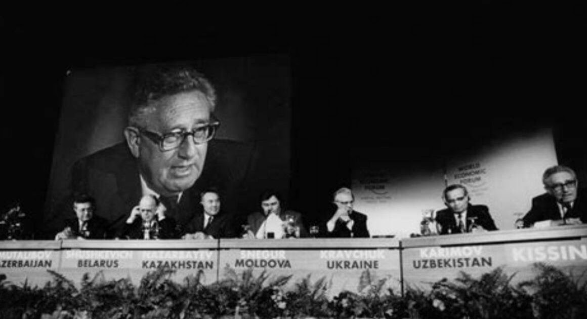 Klaus Schwab의 아이디어로 추정되는 World Economic Forum의 프로그램은 실제로 Henry Kissinger의 국제 세미나의 거의 정확한 사본입니다.