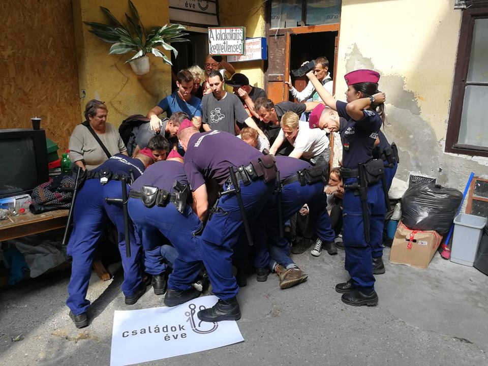 परिवारों का वर्ष - ऋण राहत? परिवारों का वर्ष - ऋण राहत?