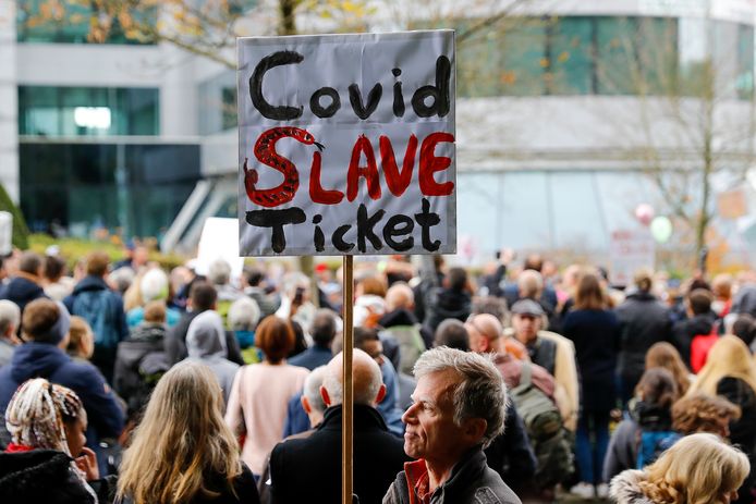 800 mensen verzamelden zich op het hoofdkantoor van Pfizer tegen het Covid Safe Ticket