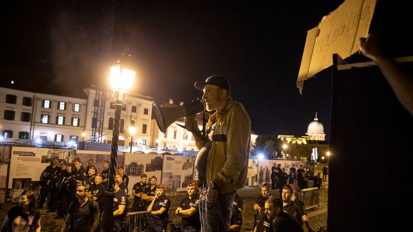 Momentumici cyganie Viktora Orbna na poniedziakowej demonstracji