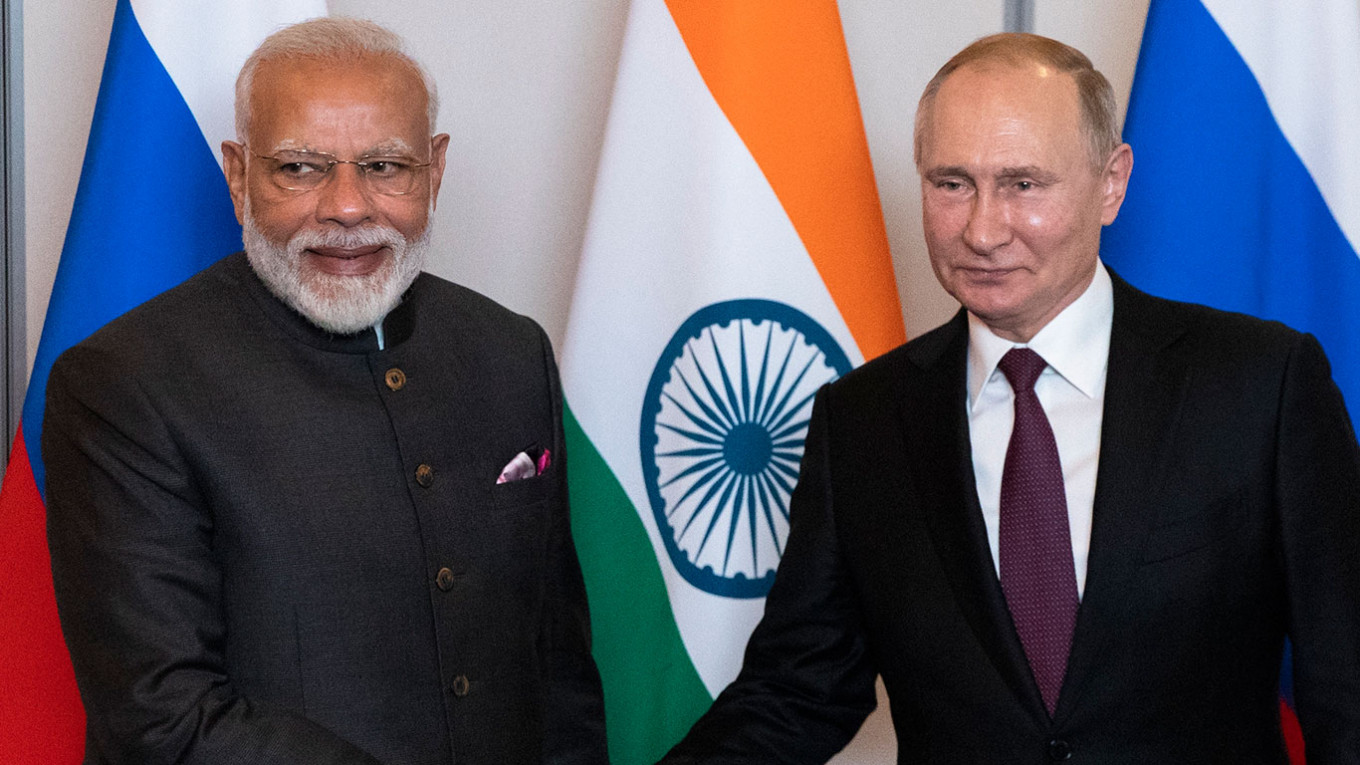 Indie rezygnuj z dolara w handlu z Rosj