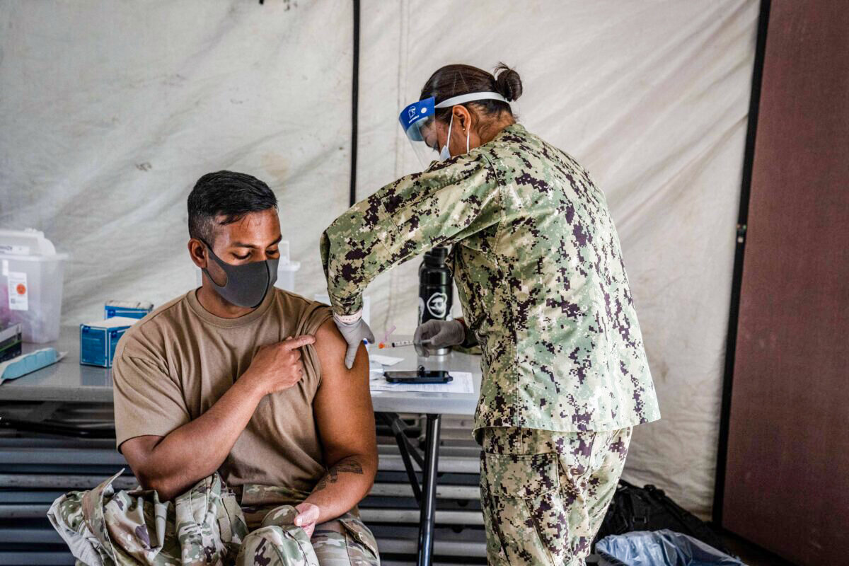 Ang mga miyembro ng militar na sinibak dahil sa pagtanggi sa bakuna sa COVID ay naghahangad na amyendahan ang kanilang mga discharge