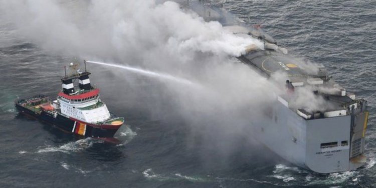 Isang electric car ang sinisi sa nakamamatay na sunog sa isang cargo ship na may lulan na 3,000 sasakyan Isang electric car ang sinisi sa nakamamatay na sunog sa isang cargo ship na may lulan na 3,000 sasakyan