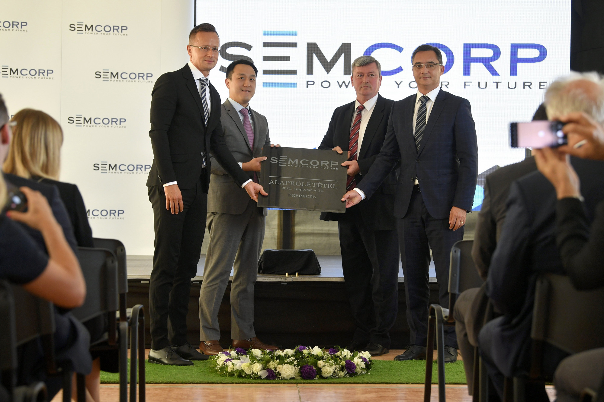 เจ้าของสองคนของ Semcorp ซึ่งสร้างโรงงานแบตเตอรี่ใน Debrecen ถูกกักบริเวณในจีน