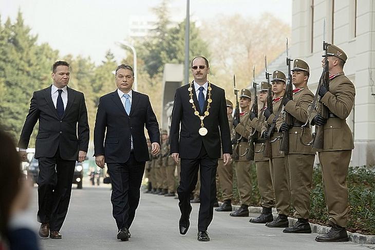 Viktor Orbán askerlere bir mesaj gönderdi: Bir gönüllü gönüllü olarak silahsızlandırılamaz