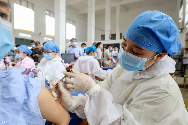 Çin'de üç yaşından büyük çocuklara Sinovac aşısı yapılıyor.