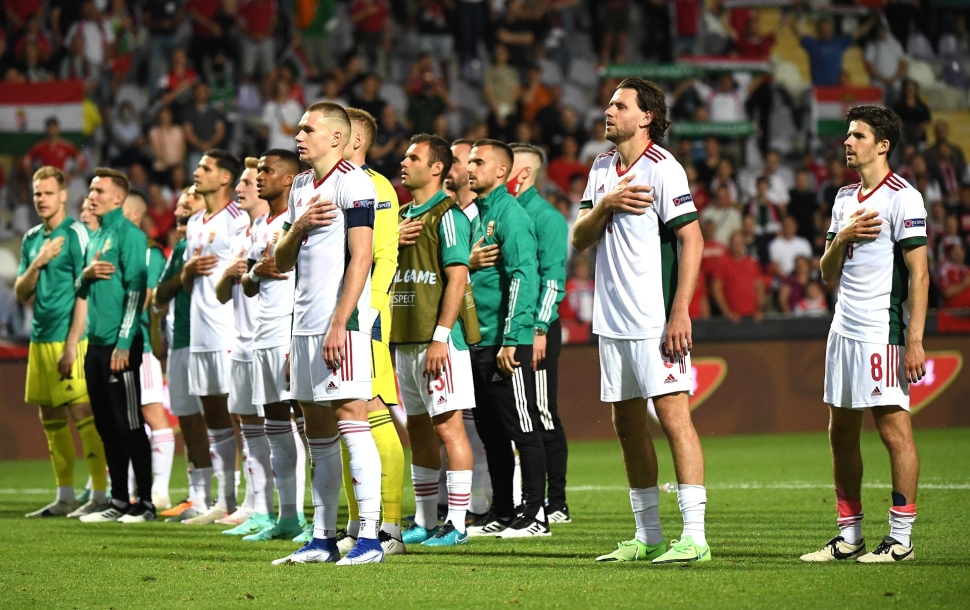 Macar taraftarlar diz çökmüş İrlandalı futbolculara ıslık çalıyor, İrlanda şok edici ırkçılıktan bahsediyor