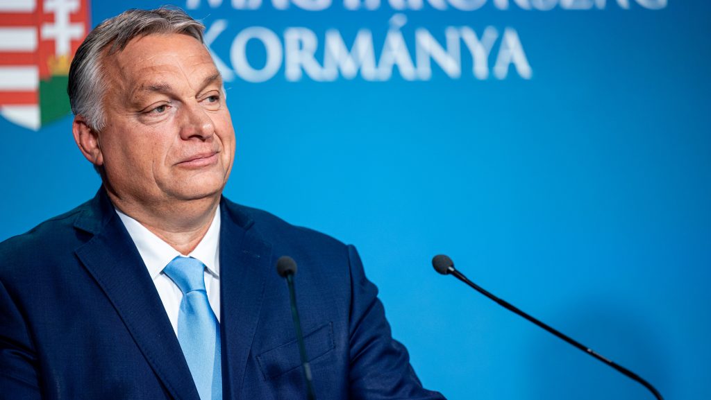 Orbán, bu sabah Fudan için bir referandum sözü verdi ve öğleden sonra Fidesz, Fudan'ı güvence altına almak için iki öneride bulundu.
