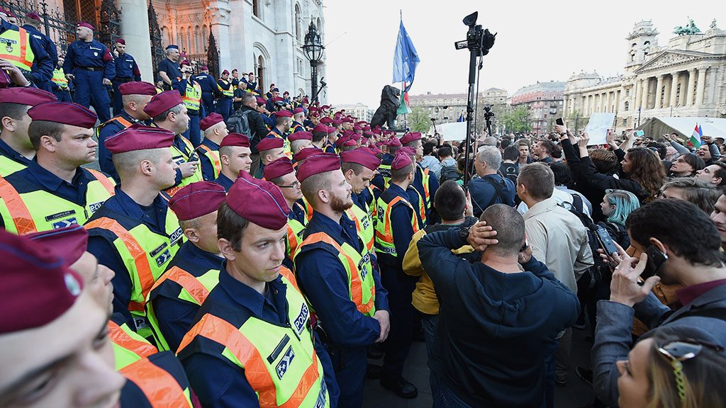 Ne yapıyorlar?  Orban'lar polise kaba kuvvetle elektrik şoku veriyor