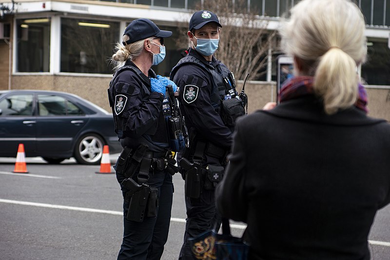 极权主义：在澳大利亚，警察要求公众举报